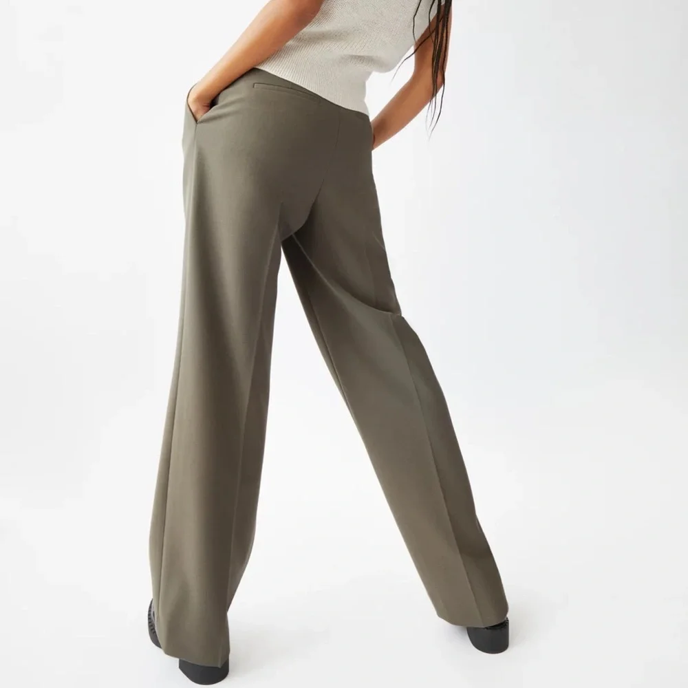 Aritzia Babaton Pleated Pant - Picture 4 of 9